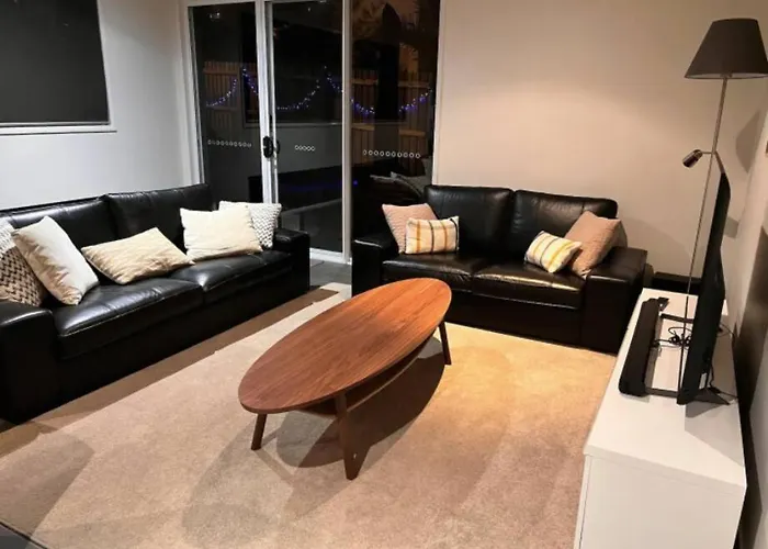 Stylish Surfers Paradise Haven 4Br4B Stunning Pool 2